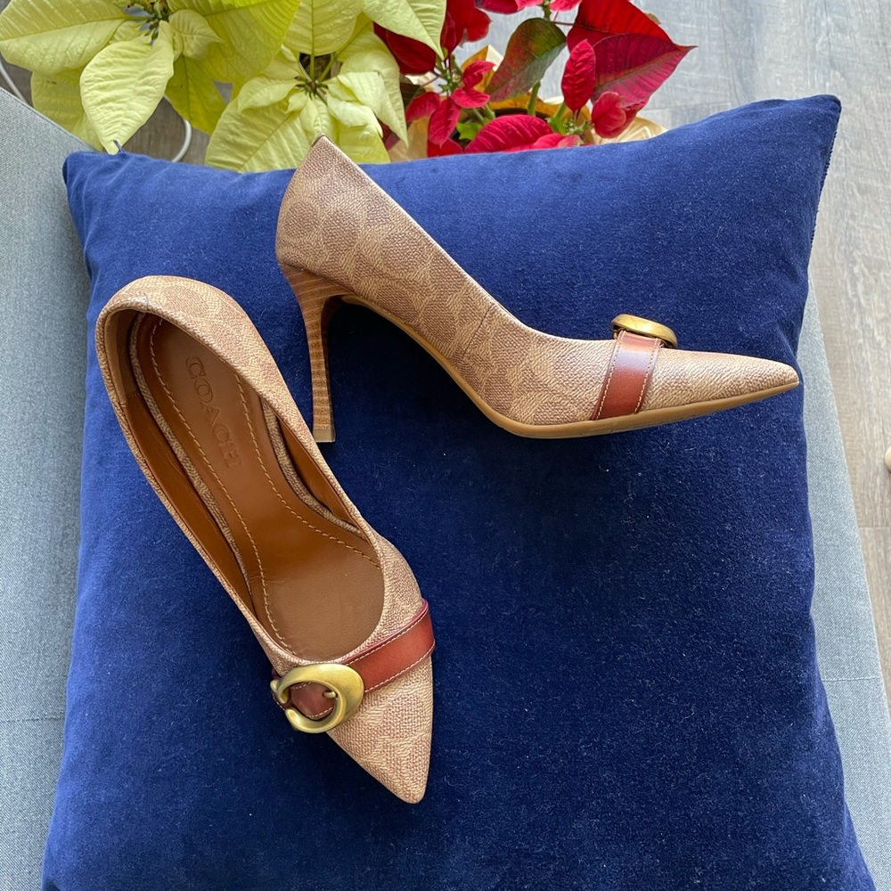 Coach pumps